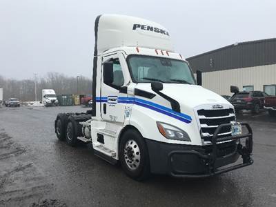 Freightliner Cascadia 116 Day Cab Truck - 450HP, 12 Speed Automatic