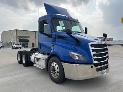 Freightliner Cascadia 116 Day Cab Truck - 435HP, 12 Speed Automatic