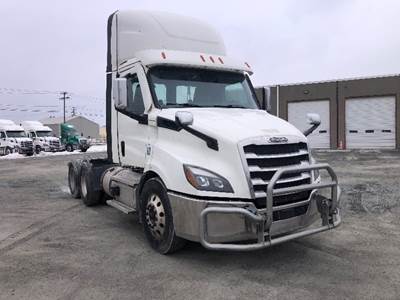 Freightliner Cascadia 116 Day Cab Truck - 470HP, 12 Speed Automatic