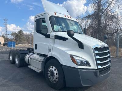 Freightliner Cascadia 116 Day Cab Truck - 450HP, 12 Speed Automatic