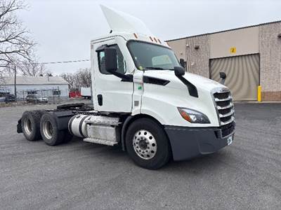 Freightliner Cascadia 116 Day Cab Truck - 450HP, 12 Speed Automatic