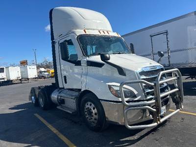 Freightliner Cascadia 116 Day Cab Truck - 450HP, 12 Speed Automatic
