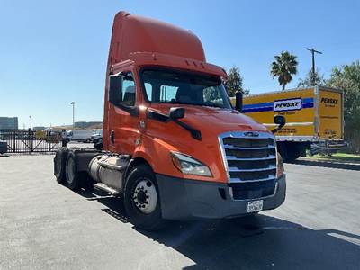 Freightliner Cascadia 116 Day Cab Truck - 450HP, 12 Speed Automatic