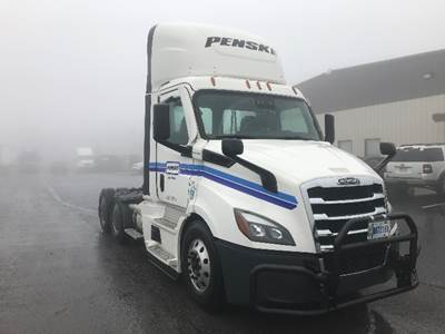Freightliner Cascadia 116 Day Cab Truck - 450HP, 12 Speed Automatic