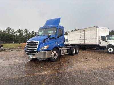 Freightliner Cascadia 116 Day Cab Truck - 435HP, 12 Speed Automatic