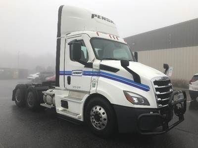 Freightliner Cascadia 116 Day Cab Truck - 450HP, 12 Speed Automatic