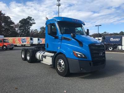 Freightliner Cascadia 116 Day Cab Truck - 450HP, 12 Speed Automatic