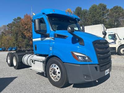 Freightliner Cascadia 116 Day Cab Truck - 450HP, 12 Speed Automatic