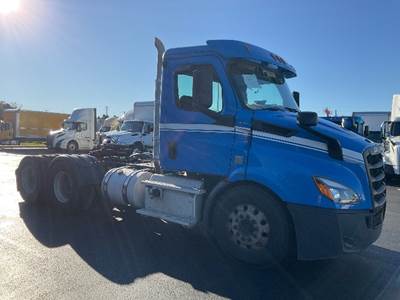 Freightliner Cascadia 116 Day Cab Truck - 450HP, 12 Speed Automatic