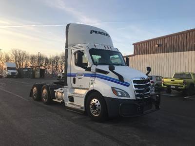 Freightliner Cascadia 116 Day Cab Truck - 450HP, 12 Speed Automatic