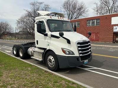 Freightliner Cascadia 116 Day Cab Truck - 450HP, 12 Speed Automatic