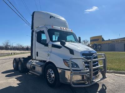 Freightliner Cascadia 116 Day Cab Truck - 450HP, 12 Speed Automatic
