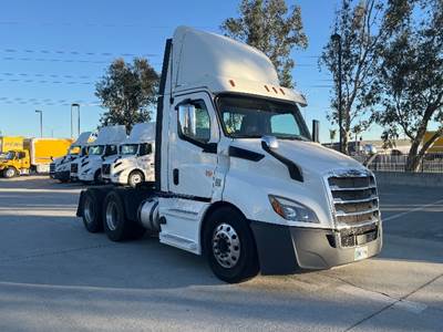 Freightliner Cascadia 116 Day Cab Truck - 435HP, 12 Speed Automatic