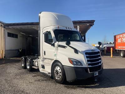 Freightliner Cascadia 116 Day Cab Truck - 450HP, 12 Speed Automatic