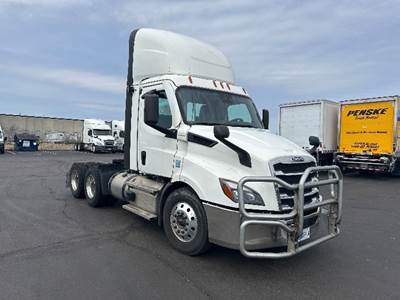 Freightliner Cascadia 116 Day Cab Truck - 450HP, 12 Speed Automatic