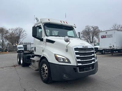 Freightliner Cascadia 116 Day Cab Truck - 470HP, 12 Speed Automatic