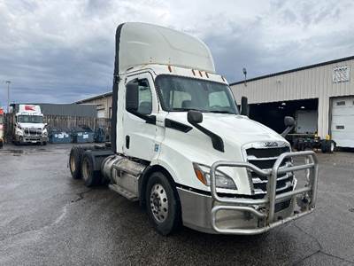 Freightliner Cascadia 116 Day Cab Truck - 435HP, 12 Speed Automatic