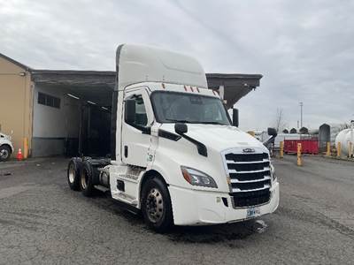 Freightliner Cascadia 116 Day Cab Truck - 450HP, 12 Speed Automatic