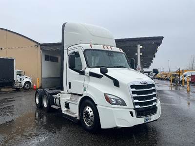 Freightliner Cascadia 116 Day Cab Truck - 450HP, 12 Speed Automatic