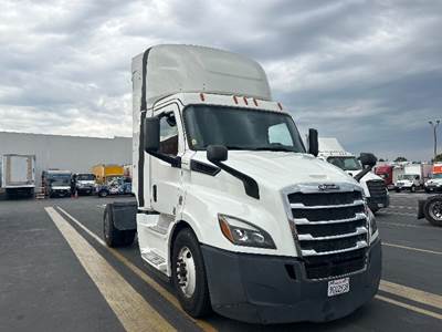 Freightliner Cascadia 116 Single Axle Day Cab Truck - Cummins 400HP, 10 Speed Automatic