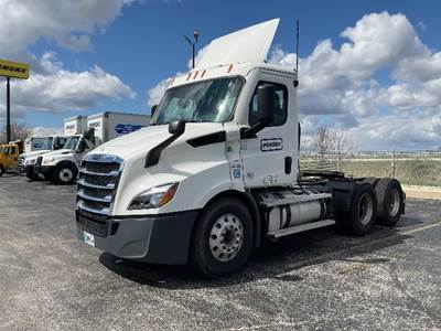 Freightliner Cascadia 116 Day Cab Truck - 450HP, 12 Speed Automatic