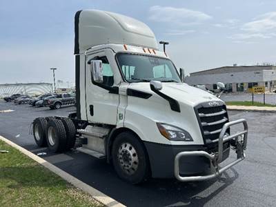 Freightliner Cascadia 116 Day Cab Truck - 410HP, 12 Speed Automatic