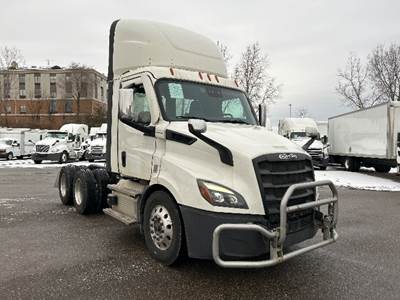 Freightliner Cascadia 116 Day Cab Truck - 410HP, 12 Speed Automatic