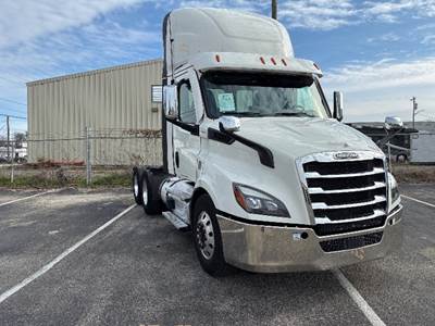 Freightliner Cascadia 116 Day Cab Truck - 470HP, 12 Speed Automatic