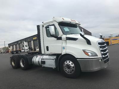 Freightliner Cascadia 116 Day Cab Truck - 470HP, 12 Speed Automatic