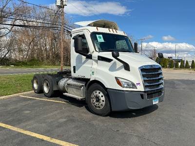 Freightliner Cascadia 116 Day Cab Truck - 450HP, 12 Speed Automatic