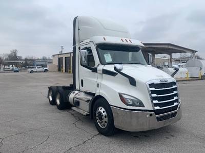 Freightliner Cascadia 116 Day Cab Truck - 470HP, 12 Speed Automatic