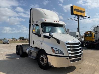 Freightliner Cascadia 116 Day Cab Truck - 470HP, 12 Speed Automatic