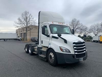 Freightliner Cascadia 116 Day Cab Truck - 450HP, 12 Speed Automatic