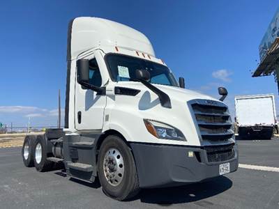 Freightliner Cascadia 116 Day Cab Truck - 450HP, 12 Speed Automatic
