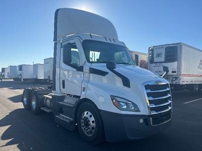 Freightliner Cascadia 116 Day Cab Truck - 450HP, 12 Speed Automatic
