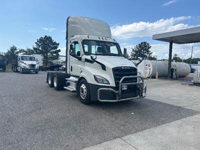 Freightliner Cascadia 116 Day Cab Truck - 410HP, 12 Speed Automatic