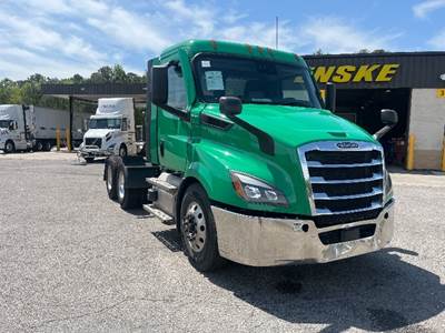 Freightliner Cascadia 116 Day Cab Truck - 450HP, 12 Speed Automatic