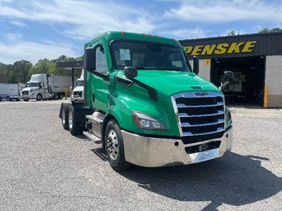 Freightliner Cascadia 116 Day Cab Truck - 450HP, 12 Speed Automatic