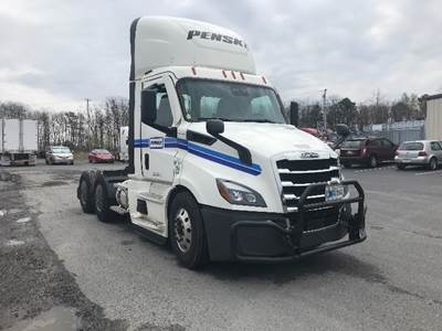 Freightliner Cascadia 116 Day Cab Truck - 450HP, 12 Speed Automatic