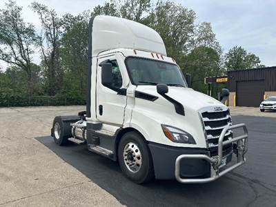Freightliner Cascadia 116 Single Axle Day Cab Truck - 450HP, 12 Speed Automatic