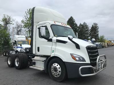 Freightliner Cascadia 116 Day Cab Truck - 410HP, 12 Speed Automatic