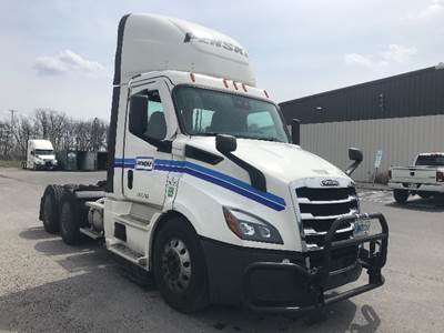 Freightliner Cascadia 116 Day Cab Truck - 450HP, 12 Speed Automatic