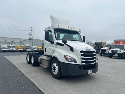 Freightliner Cascadia 116 Day Cab Truck - 450HP, 10 Speed Manual