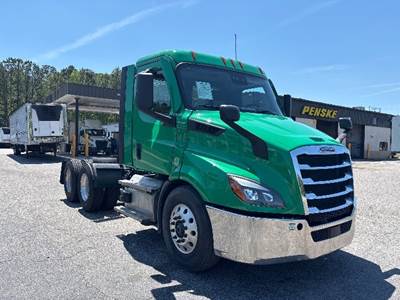 Freightliner Cascadia 116 Day Cab Truck - 450HP, 12 Speed Automatic