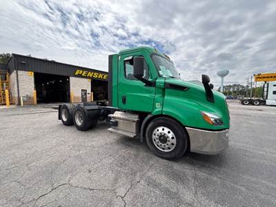 Freightliner Cascadia 116 Day Cab Truck - 450HP, 12 Speed Automatic