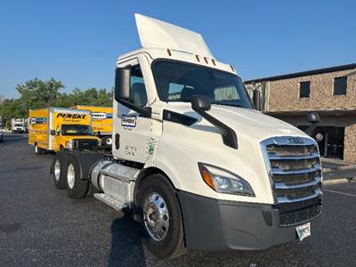 Freightliner Cascadia 116 Day Cab Truck - 450HP, 12 Speed Automatic