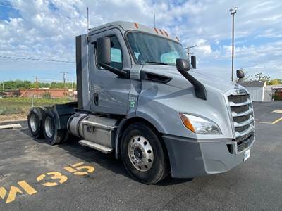 Freightliner Cascadia 116 Day Cab Truck - 435HP, 12 Speed Automatic