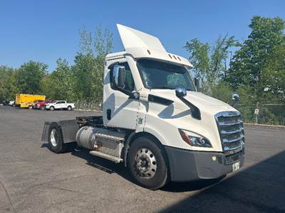 Freightliner Cascadia 116 Single Axle Day Cab Truck - 450HP, 12 Speed Automatic