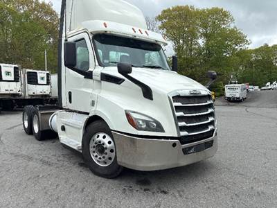 Freightliner Cascadia 116 Day Cab Truck - 450HP, 10 Speed Manual