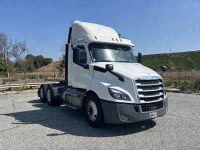 Freightliner Cascadia 116 Day Cab Truck - 450HP, 12 Speed Automatic